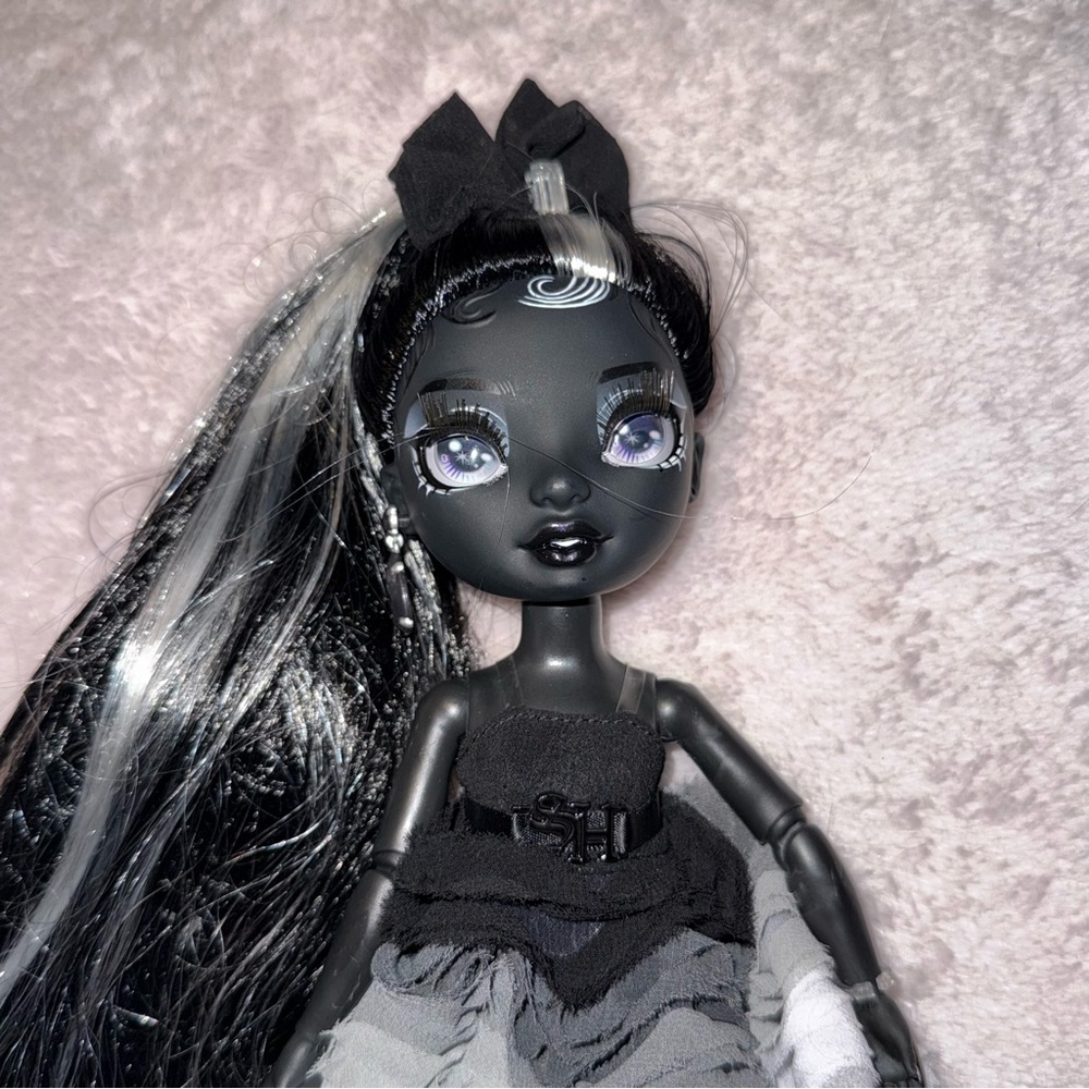 Rainbow High Shadow High Series 1 Shanelle Onyx Grayscale Fashion Doll Set